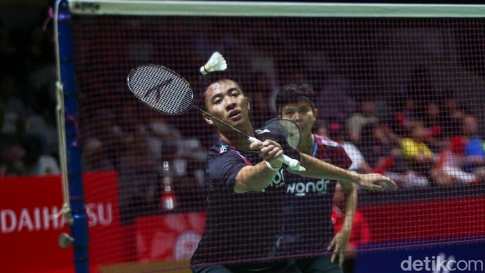 Dejan Ferdinansyah/Siti Fadia Silva Ramadhanti kandas di babak 32 besar Indonesia Masters 2025. Ganda campuran Indonesia itu ditumbangkan Goh Soon Huat/Lai Shevon Jemie, Rabu (22/11/2025).
