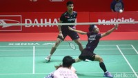 Dejan/Fadia vs Goh/Lai bertemu di Isyora Senayan dalam babak 32 besar, Rabu (22/1/2025). Dejan/Fadia harus menyerah dua gim langsung dengan skor 16-21, 15-21.