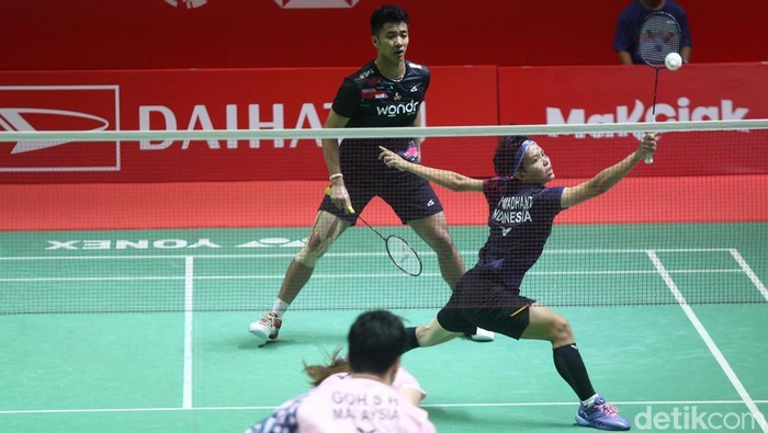 Dejan Ferdinansyah/Siti Fadia Silva Ramadhanti kandas di babak 32 besar Indonesia Masters 2025. Ganda campuran Indonesia itu ditumbangkan Goh Soon Huat/Lai Shevon Jemie, Rabu (22/11/2025).