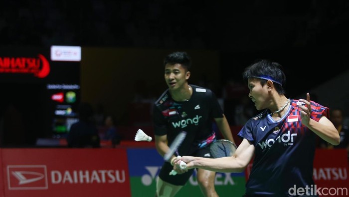 Dejan Ferdinansyah/Siti Fadia Silva Ramadhanti kandas di babak 32 besar Indonesia Masters 2025. Ganda campuran Indonesia itu ditumbangkan Goh Soon Huat/Lai Shevon Jemie, Rabu (22/11/2025).