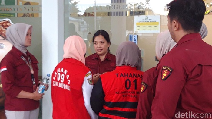 Dua orang tersangka kasus dugaan korupsi di BLUD Puskesmas Kemusu, mengenakan rompi merah langsung ditahan oleh Kejaksaan Negeri Boyolali, Rabu (22/1/2025).