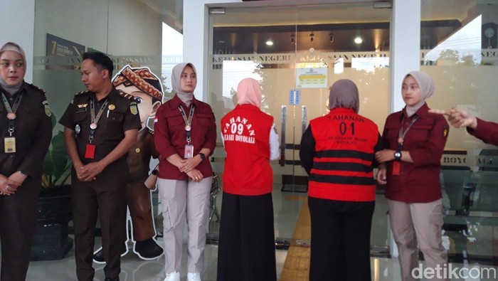 Dua orang tersangka kasus dugaan korupsi di BLUD Puskesmas Kemusu, mengenakan rompi merah langsung ditahan oleh Kejaksaan Negeri Boyolali, Rabu (22/1/2025).