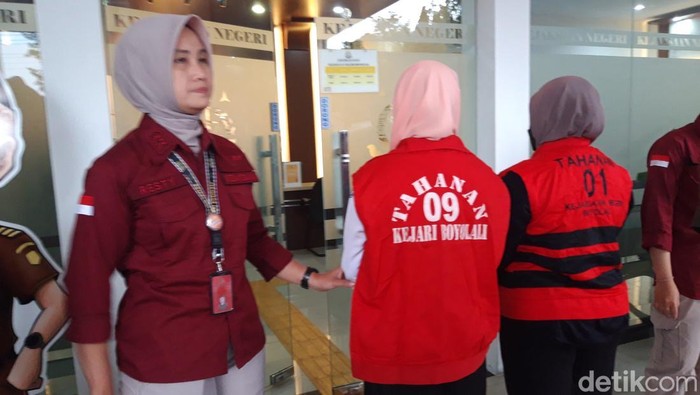 Dua orang tersangka kasus dugaan korupsi di BLUD Puskesmas Kemusu, mengenakan rompi merah langsung ditahan oleh Kejaksaan Negeri Boyolali, Rabu (22/1/2025).