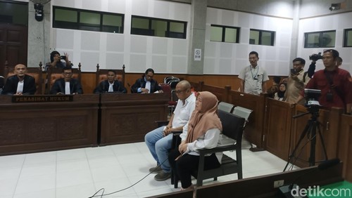 Dua terdakwa perkara korupsi pembangunan shelter tsunami, Aprialely Nirmala dan Agus Heriyanto, mengikuti sidang di Pengadilan Tindak Pidana Korupsi Negeri Mataram, Rabu (22/1/2025). (Foto: Edi Suryansyah/detikBali)
