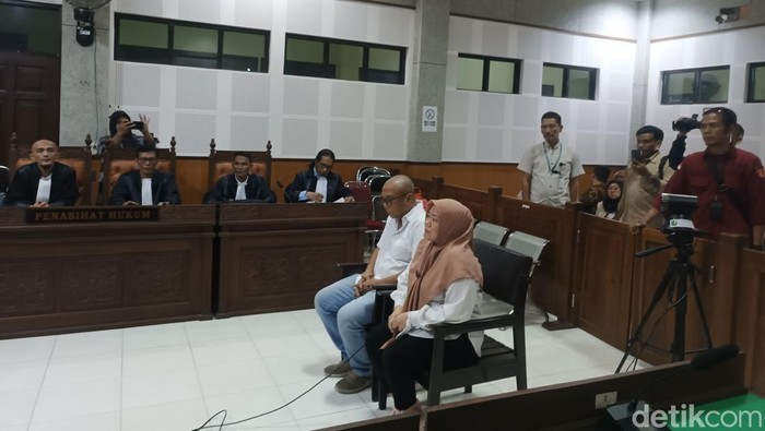 Dua terdakwa perkara korupsi pembangunan shelter tsunami, Aprialely Nirmala dan Agus Heriyanto, mengikuti sidang di Pengadilan Tindak Pidana Korupsi Negeri Mataram, Rabu (22/1/2025). (Foto: Edi Suryansyah/detikBali)