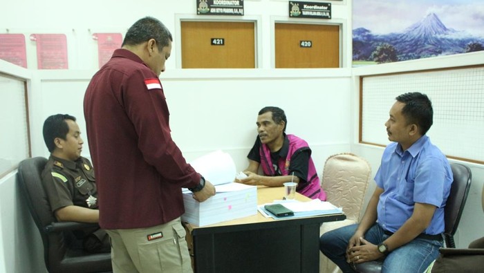 Eks Plt Kepala Bagian Umum Sekretariat Daerah Kabupaten Dharmasraya dilimpahkan ke JPU. (Foto: Istimewa)