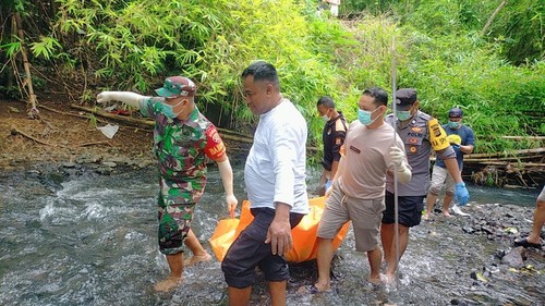 Evakuasi mayat di sungai Desa Ulakan, Kecamatan Manggis, Kabupaten Karangasem, Rabu (22/1/2025).(dok. Polres Karangasem)