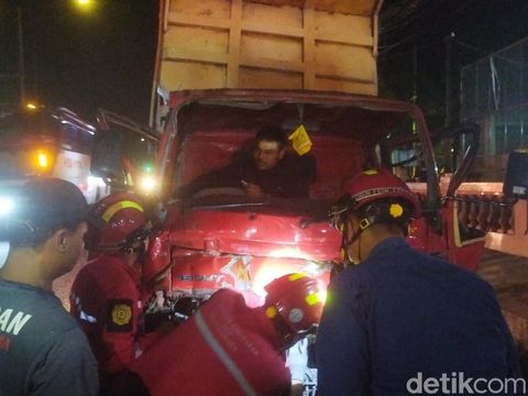 Evakuasi sopir truk pasir yang terjepit usai menabrak truk tronton di jalan Jogja-Solo, Jogonalan, Klaten, Rabu (22/1/2025) pagi.