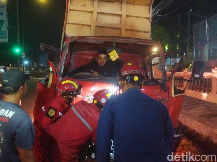 Evakuasi sopir truk pasir yang terjepit usai menabrak truk tronton di jalan Jogja-Solo, Jogonalan, Klaten, Rabu (22/1/2025) pagi.