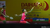 Fikri/Daniel langsung disajikan duel ketat di awal gim pertama. Poin ketat 4-4, tapi mereka bisa melaju ke interval dengan 11-7.  