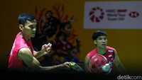 Selepas mengelap keringat, poin ketat lagi 15-15. Poin terus ketat 17-17, tapi Fikri/Daniel bisa menang 21-19!  