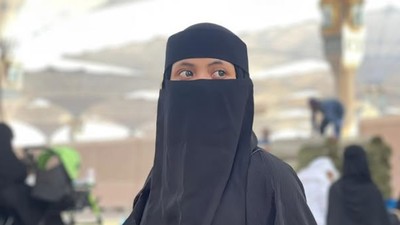 6 Foto Penyanyi Putri Isnari Bercadar saat Umrah, Gaya Hijabnya Tuai Pujian