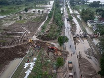 Foto Udara Perbaikan Tanggul Sungai Jebol di Demak