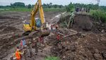 Foto Udara Perbaikan Tanggul Sungai Jebol di Demak