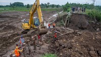 Tanggul tersebut jebol akibat banjir luapan Sungai Tuntang pada Selasa (21/1) dan memutus jalur utama Semarang-Purwodadi.   