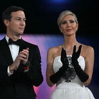 Gaun hitam-putih strapless dengan motif bunga dan aksen ruffle yang dikenakannya hampir identik dengan yang dikenakan Hepburn di Sabrina. Namun, Ivanka mengganti sarung tangan putih khas Hepburn dengan sarung tangan hitam, serta melengkapi tampilannya dengan kalung berlian dan anting berbentuk bunga dari Leviev. Foto: AFP/JIM WATSON