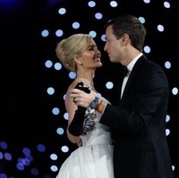 Namun, di balik kemegahan dan keanggunan gaya Ivanka, terdapat sedikit ironi yang tidak bisa diabaikan. Saat sang ayah menggaungkan semangat cinta produk dalam negeri dengan slogan ‘America First,’ pilihan busana dari rumah mode Eropa seperti Dior dan Givenchy justru menjadi andalan Ivanka di seluruh rangkaian acara inaugurasi. Foto: Anna Moneymaker / GETTY IMAGES NORTH AMERICA / Getty Images via AFP