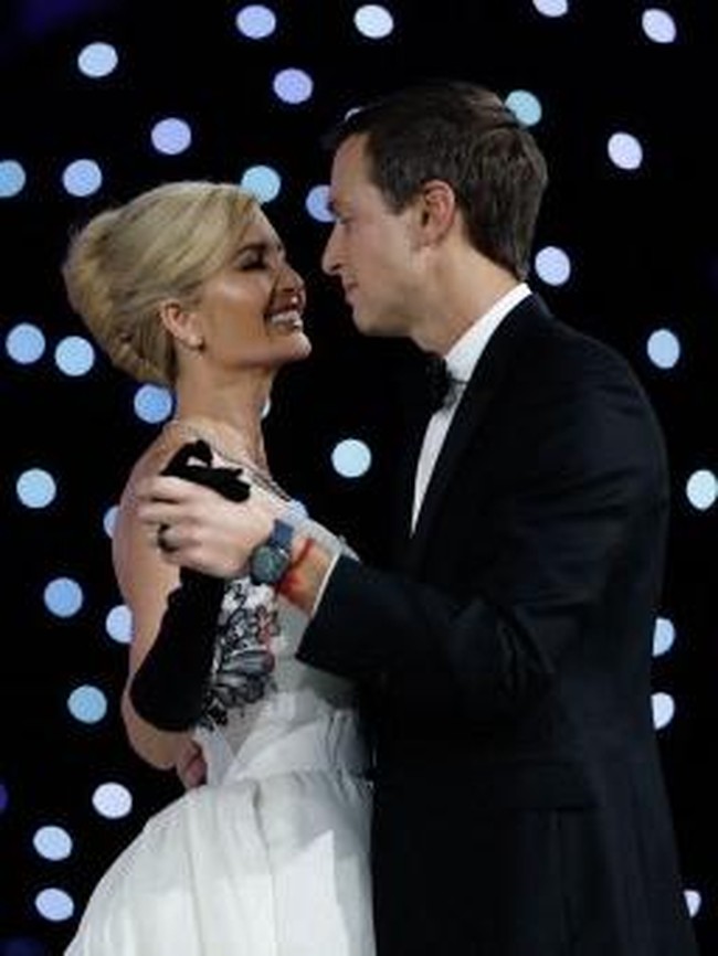 Namun, di balik kemegahan dan keanggunan gaya Ivanka, terdapat sedikit ironi yang tidak bisa diabaikan. Saat sang ayah menggaungkan semangat cinta produk dalam negeri dengan slogan ‘America First,’ pilihan busana dari rumah mode Eropa seperti Dior dan Givenchy justru menjadi andalan Ivanka di seluruh rangkaian acara inaugurasi. Foto: Anna Moneymaker / GETTY IMAGES NORTH AMERICA / Getty Images via AFP