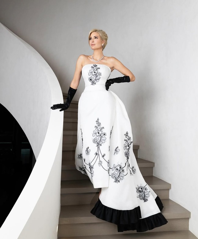 Tidak mengherankan bahwa dalam keluarga yang mengenal ibu kami sebagai nama besar, dia memilih untuk mencari inspirasi dari sosoknya. Audrey adalah referensi utama untuk keanggunan dan kelas sejati, terutama di acara sebesar ini,” ungkap Sean, seperti dikutip dari DailyMail.  Foto: Instagram/@ivankatrump