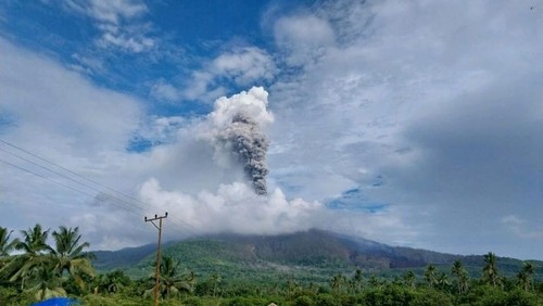 Gunung Lewotobi Lewotobi Laki-laki, di Flores Timur, Nusa Tenggara Timur kembali meletus, Rabu (22/1/ 2025).