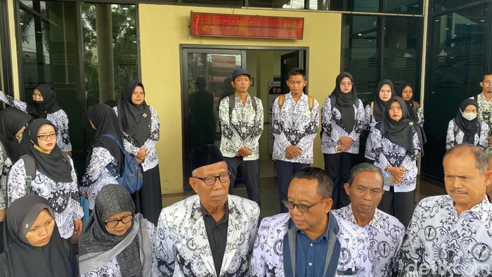 Guru di Jember geruduk DPRD protes soal seleksi PPPK