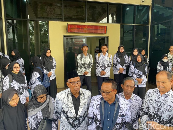 Guru di Jember geruduk DPRD protes soal seleksi PPPK