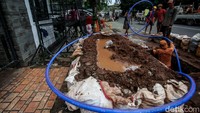Saat pengerjaan ini, lumpur hasil pengerukan dimasukkan ke dalam karung. Kemudian karung-karung berisi lumpur itu dijejerkan di sekitar lubang galian.   