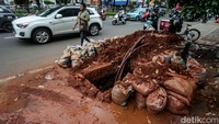Pengerjaan kabel fiber optik itu dilakukan di atas jalur sepeda Jalan KH Abdullah Syafei hingga Jalan Kampung Melayu Besar.