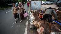 Sejumlah pekerja menyelesaikan pekerjaan kabel fiber optik di Jalan KH Abdullah Syafei, Tebet, Jakarta, Rabu (22/1/2025).