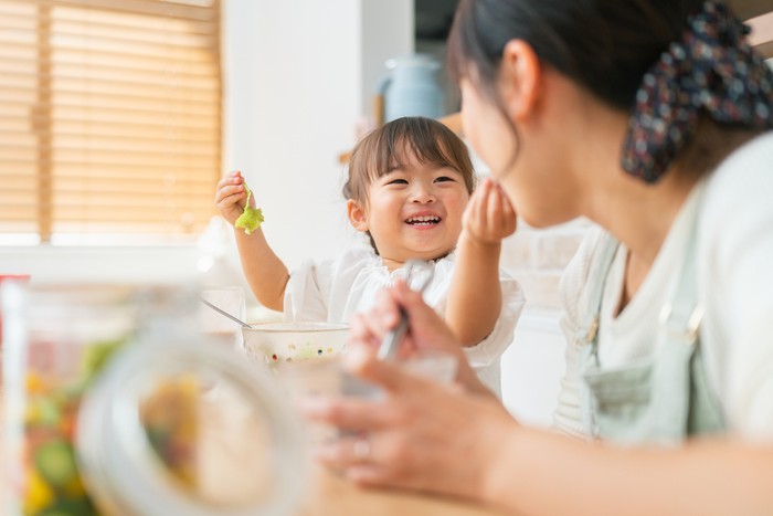 Ilustrasi Makan Bersama Anak