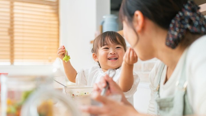 Ilustrasi Makan Bersama Anak