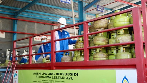 Ilustrasi - Petugas Pertamina saat mengatur penyaluran LPG 3 kg. (Foto: Dok. Pertamina Jatimbalinus)