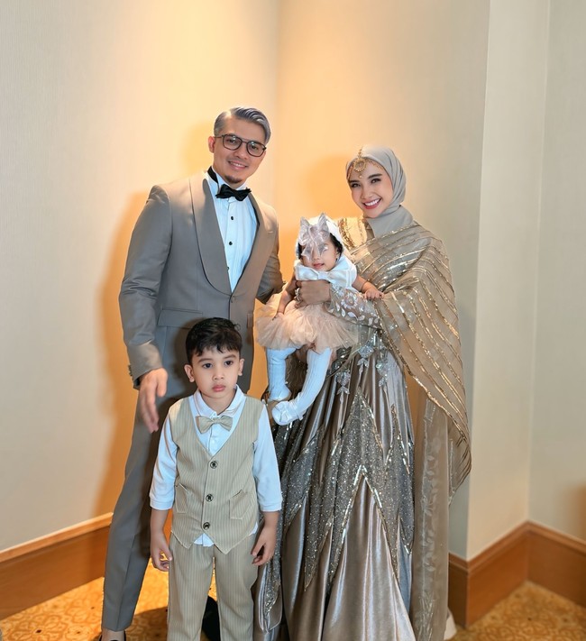 Tak hadir sendirian, Irwansyah datang bersama istri dan anaknya. Ia dan keluarganya kompak kenakan busana bernuansa coklat. Foto: Instagram/@irwansyah_15