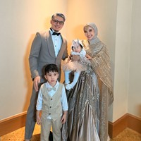 Tak hadir sendirian, Irwansyah datang bersama istri dan anaknya. Ia dan keluarganya kompak kenakan busana bernuansa coklat. Foto: Instagram/@irwansyah_15