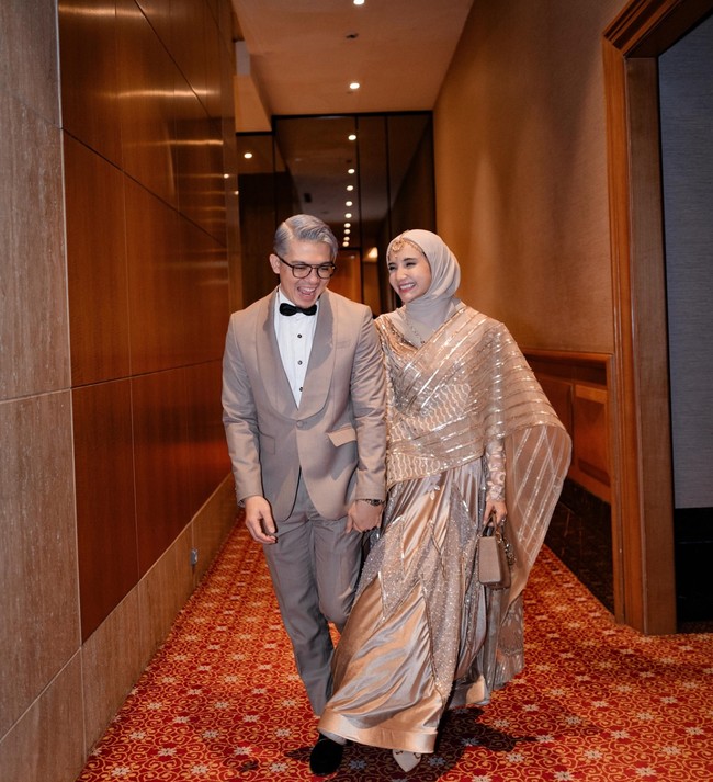 Irwansyah tampil kompak dan romantis dengan istrinya, Zaskia Sungkar. Zaskia tampil cantik bergaya ala India. Sementara Irwansyah mengenakan setelan jas berwarna coklat keabu-abuan. Foto: Instagram/@irwansyah_15