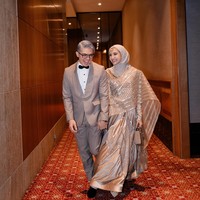 Irwansyah tampil kompak dan romantis dengan istrinya, Zaskia Sungkar. Zaskia tampil cantik bergaya ala India. Sementara Irwansyah mengenakan setelan jas berwarna coklat keabu-abuan. Foto: Instagram/@irwansyah_15