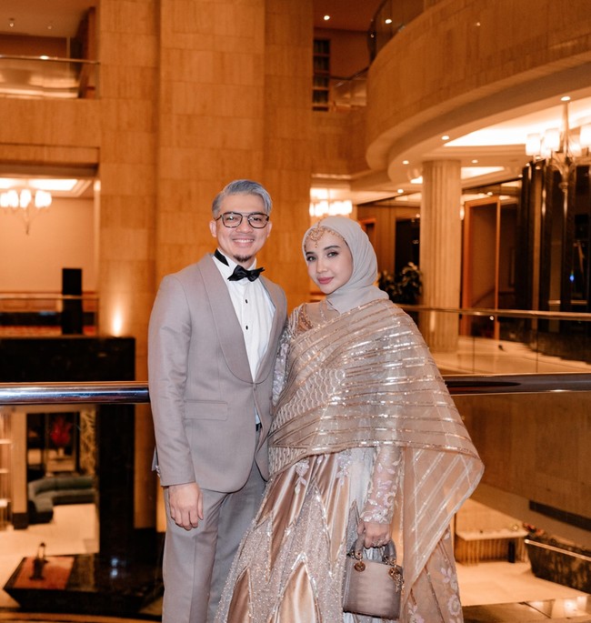 Tak sedikit netizen yang dibuat salfok dengan warna rambut terbaru Irwansyah. Ayah 2 orang anak itu kini tampil dengan rambut berwarna abu-abu. Foto: Instagram/@irwansyah_15