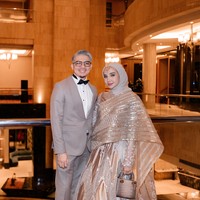 Tak sedikit netizen yang dibuat salfok dengan warna rambut terbaru Irwansyah. Ayah 2 orang anak itu kini tampil dengan rambut berwarna abu-abu. Foto: Instagram/@irwansyah_15