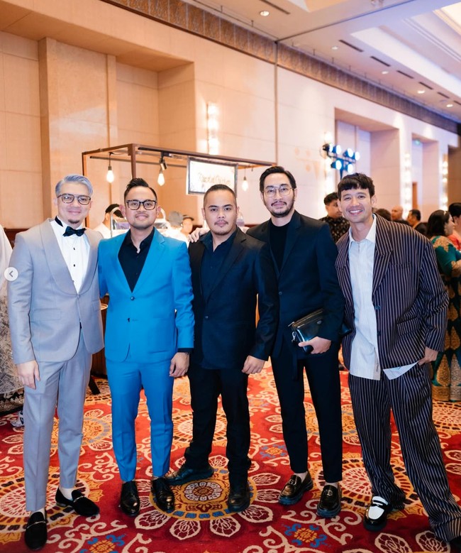 Berpose bersama para rekan artis lainnya yang hadir, penampilan Irwansyah sukses bikin salfok. Meski beberapa memberikan nyinyiran, namun tak sedikit yang juga menyebut gaya rambut baru Irwansyah itu terlihat keren. Foto: Instagram/@irwansyah_15