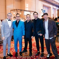 Berpose bersama para rekan artis lainnya yang hadir, penampilan Irwansyah sukses bikin salfok. Meski beberapa memberikan nyinyiran, namun tak sedikit yang juga menyebut gaya rambut baru Irwansyah itu terlihat keren. Foto: Instagram/@irwansyah_15