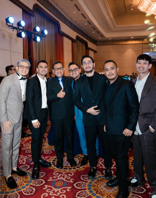 Penampilan terbaru Irwansyah saat menghadiri acara pernikahan salah satu rekannya jadi sorotan. Tampil beda, gaya rambut Irwansyah terlihat berubah. Gayanya pun berhasil bikin tak sedikit netizen ikut salfok. Foto: Instagram/@irwansyah_15