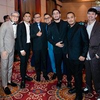 Penampilan terbaru Irwansyah saat menghadiri acara pernikahan salah satu rekannya jadi sorotan. Tampil beda, gaya rambut Irwansyah terlihat berubah. Gayanya pun berhasil bikin tak sedikit netizen ikut salfok. Foto: Instagram/@irwansyah_15