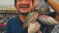 Tak kalah seru momen ketika Isa Bajaj mancing di sungai. Ia mendapat banyak ikan mujair berukuran sedang. Foto: Instagram/isa_bajaj