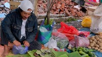 Tak hanya itu, ada juga momennya saat berjualan belut di pasar. Isa mengatakan bahwa belut yang tidak laku di warungnya akan dijual lagi di pasar. Foto: Instagram/isa_bajaj