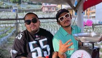 Terakhir ada keseruannya ketika disambangi oleh King Abdi. Mereka kemudian berkeliling Magetan salah satunya mengunjungi kebun strawberry. Foto: Instagram/isa_bajaj