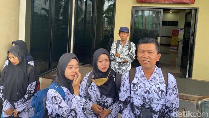 Isak tangis guru di depan DPRD Jember saat batal lolos PPPK