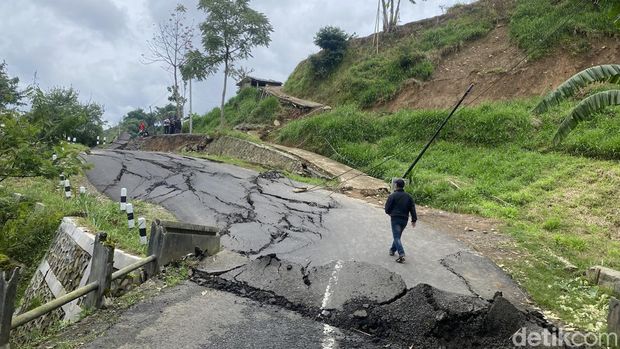 Jalan ke Dieng via Pejawaran putus total imbas tanah gerak di Banjarnegara, Rabu (22/1/2025).