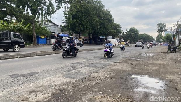 Kondisi ruas Jalan Brigjen Sudiarto, Kecamatan Pedurungan, Kota Semarang, yang berlubang dan kerap membuat pengendara jatuh, Rabu (22/1/2025).