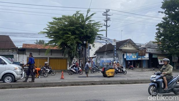 Kondisi ruas Jalan Brigjen Sudiarto, Kecamatan Pedurungan, Kota Semarang, yang berlubang dan kerap membuat pengendara jatuh, Rabu (22/1/2025).