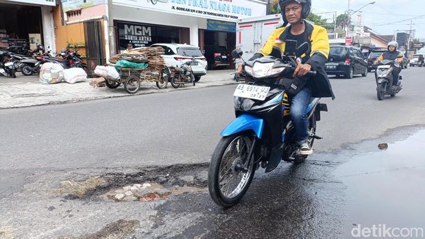 Kondisi jalan berlubang di ruas Jalan Godean KM 4, Banyuraden, Gamping, Sleman yang sudah menimbulkan banyak korban, Rabu (22/1/2025).